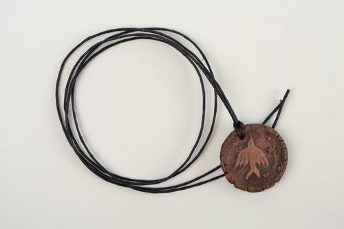 Pendentif terre cuite Bijou fait main rond avec oiseau Cadeau pour femme - MADEheart.com