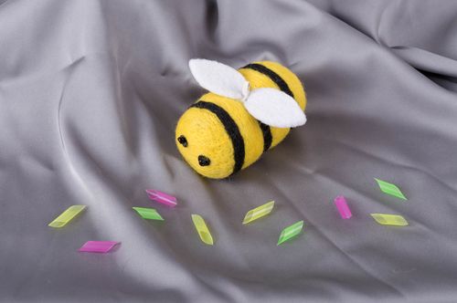 Peluche décorative fait main Jouet miniature en laine Déco à suspendre abeille - MADEheart.com