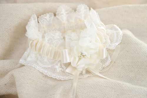 Свадебная подвязка невесты из кружева и атласной ленты хэнд мэйд белая широкая - MADEheart.com