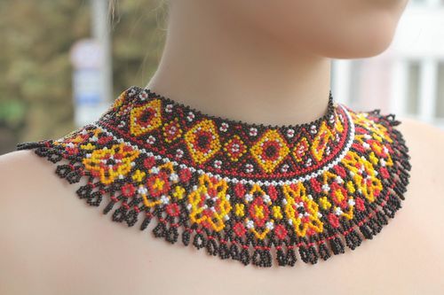 Buntes Collier aus Glasperlen - MADEheart.com