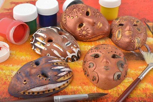 Keramik Kühlschrankmagneten Masken aus Ton Set 5 Stück handmade originell - MADEheart.com