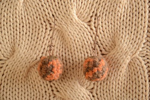 Boucles doreilles boules gamme de couleur brune originales faites main - MADEheart.com