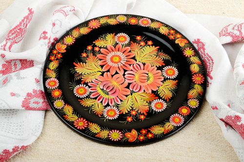 Assiette déco faite main Déco maison en bois ronde noire à fleurs Cadeau femme - MADEheart.com