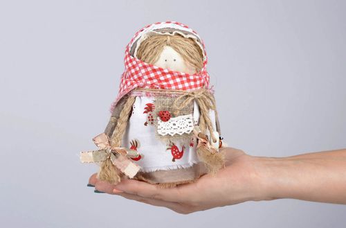 Muñeca de tela hecha a mano juguete tradicional con granos objeto de decoración  - MADEheart.com