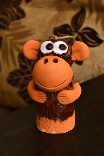 Campanello dautore in ceramica fatto a mano a forma di scimmia piccola - MADEheart.com