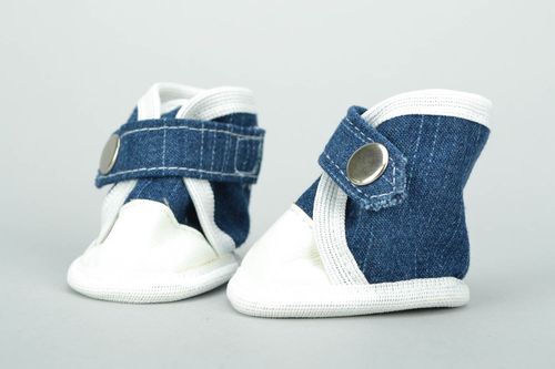 Chaussures sportives en jean pour poupée faites main - MADEheart.com
