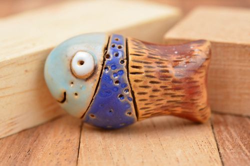 Брошь ручной работы брошка керамическая дизайнерское украшение рыбка цветная - MADEheart.com