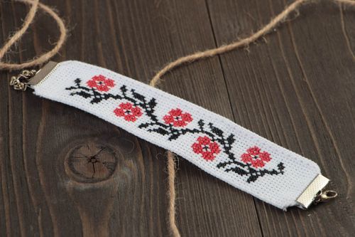 Bracelet en tissu blanc avec broderie au point de croix à motif floral fait main - MADEheart.com
