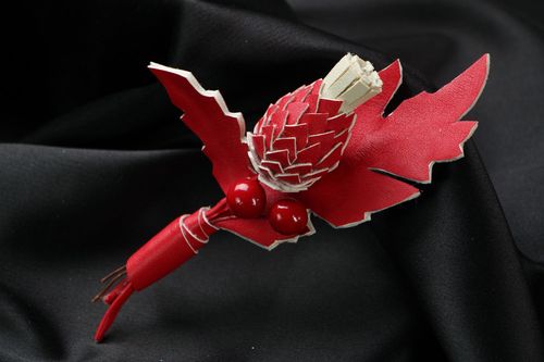 Spilla rossa in pelle fatta a mano accessorio originale a forma di fiore - MADEheart.com