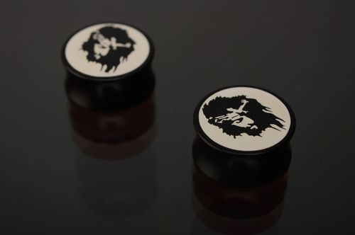 Black and white hard rubber ear plugs with engraving - MADEheart.com