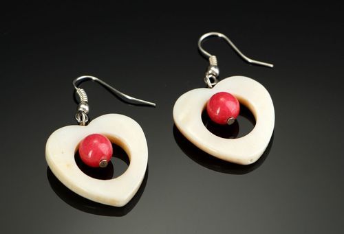 Earrings with pearl and coral - MADEheart.com