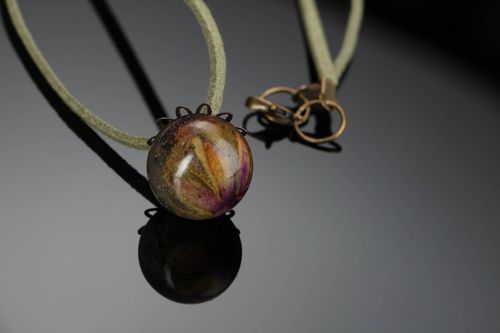 Pendant made of epoxy and China rose - MADEheart.com