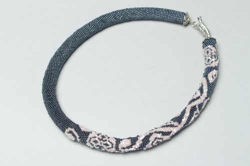 Collana tubolare fatta a mano girocollo di perline accessorio originale da donna - MADEheart.com