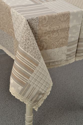 Mantel artesanal de algodón y poliamida con encaje a imitación de patchwork - MADEheart.com
