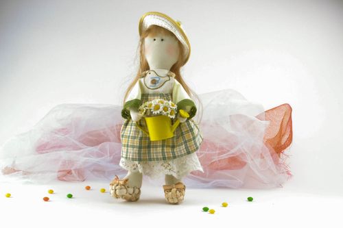  Boneca macia artesanal Jardineira - MADEheart.com