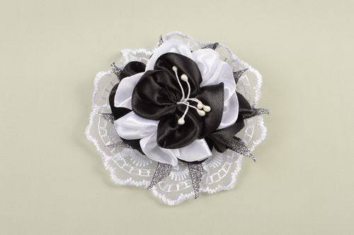 Pince cheveux fleur Accessoire coiffure fait main blanc noir Cadeau pour fille - MADEheart.com