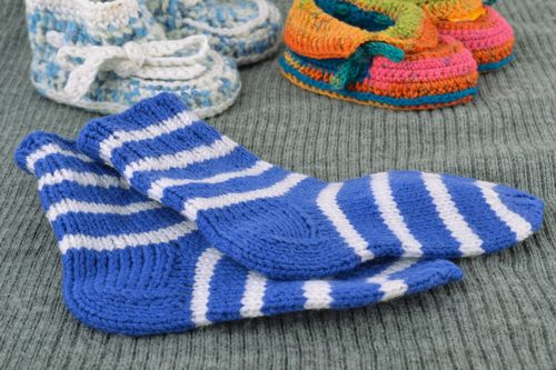 Chaussettes pour bébé tricotées chaudes faites main rayées couleurs bleu blanc - MADEheart.com