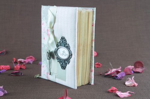 Bloco de notas feito à mão com capa de tecido com cheiro  decorado com elementos decorativos - MADEheart.com