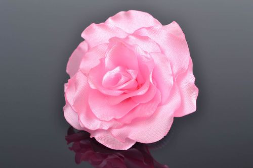 Rosa Haargummi Blume handmade aus Atlasbändern Künstler zart für kleine Mädchen - MADEheart.com