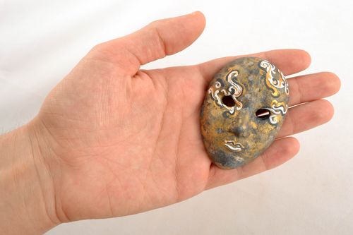 Maschera in ceramica piccola fatta a mano souvenir da parete dipinto originale  - MADEheart.com