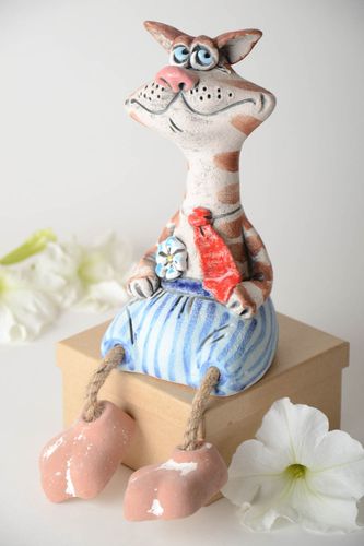 Salvadanaio in argilla fatto a mano figurina simpatica elemento decorativo - MADEheart.com