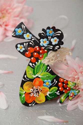 Blumiger Interieur Anhänger Mädchen aus Faserplatte mit Acrylfarben handmade  - MADEheart.com