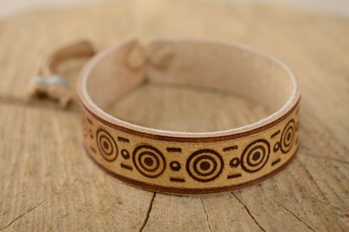Bracelet en cuir naturel avec méandre marron fait main ethnique pour homme femme - MADEheart.com