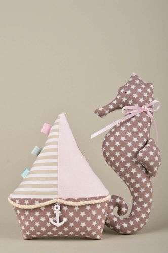 Giocattoli darredo fatti a mano pupazzi di peluche elementi decorativi - MADEheart.com