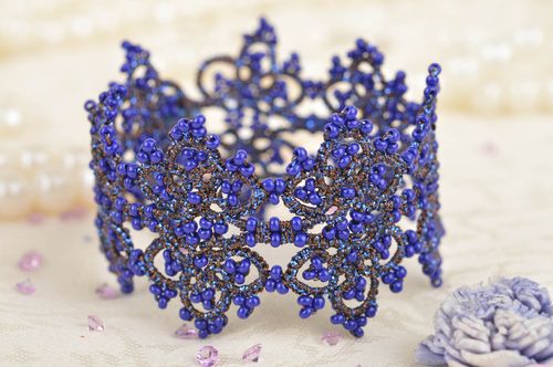Large bracelet en perles de rocaille et fils de satin bleu frivolité fait main - MADEheart.com
