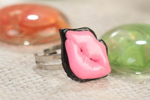 Яркое кольцо из полимерной глины на разъемной металлической основе розовое Губы - MADEheart.com