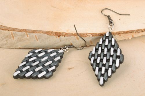 Boucles doreilles pendantes en terre cuite gris blanc faites main Losanges - MADEheart.com