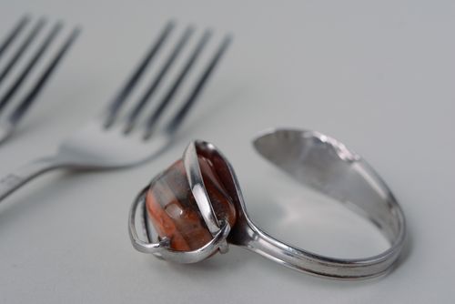 Металлический браслет из вилки с коричневым камнем - MADEheart.com