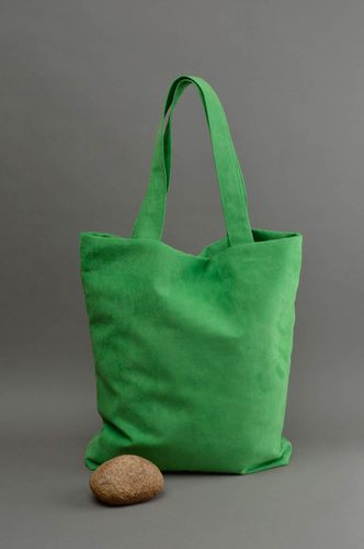 Grüne Tasche handmade aus künstlichem Wildleder mit Magnetverschluss für Damen - MADEheart.com