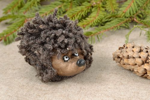 Statuina in cartapesta fatta a mano riccio divertente souvenir artigianale - MADEheart.com