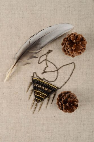 Pendentif triangle Bijou fait main en perles de rocaille sur chaîne Cadeau femme - MADEheart.com