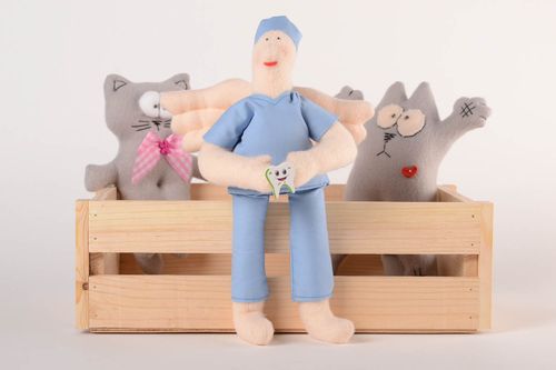 Giocattolo morbido fatto a mano pupazzo da bambini a forma di dottore - MADEheart.com