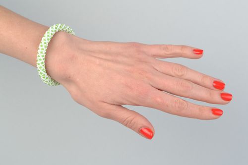 Handgemachtes Armband aus Glasperlen Weiß mit Grün für junge Dame originell nett - MADEheart.com
