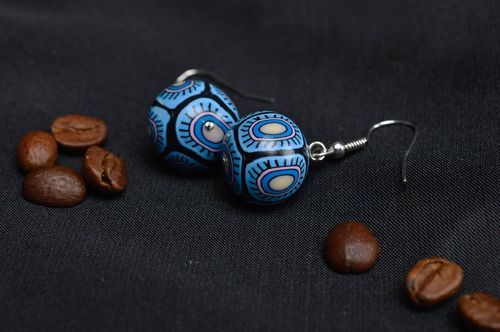 Набольшие яркие серьги шарики из полимерной глины синие с узорами ручная работа - MADEheart.com
