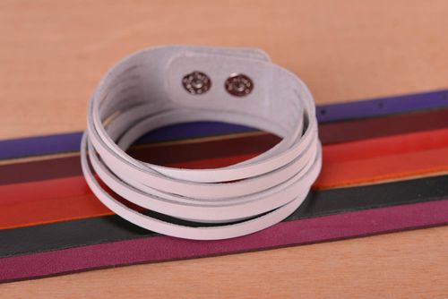 Brazalete de cuero artesanal regalo original brazalete artesanal color blanco - MADEheart.com