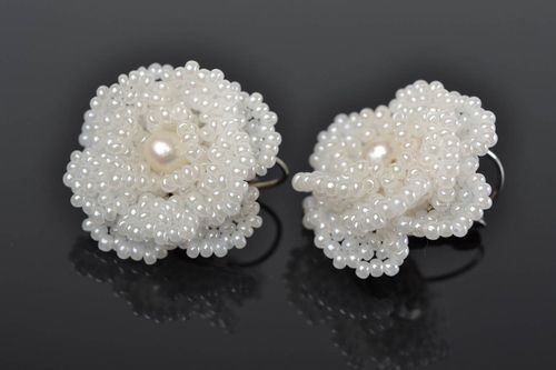 Pendientes de abalorios macizos blancos con forma de flores artesanales bonitos - MADEheart.com