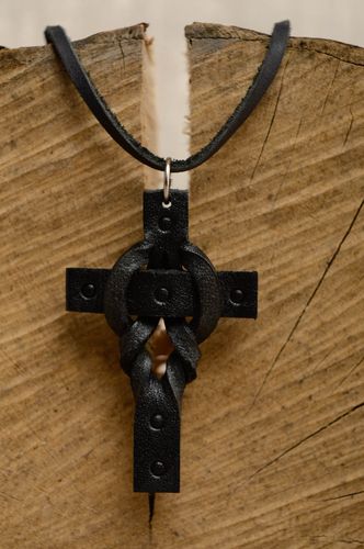 Colgante de cuero para cuello Cruz de cuerpo - MADEheart.com