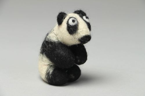 Juguete artesanal de lana Panda - MADEheart.com