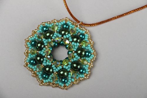 Pendentif en perles de rocaille vert fait main - MADEheart.com