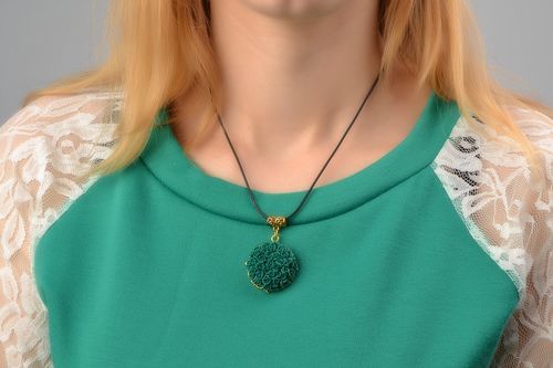 Runder Damen Anhänger aus Polymer Ton weiblich handmade originell - MADEheart.com