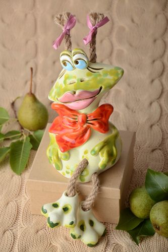 Salvadanaio in argilla fatto a mano figurina simpatica elemento decorativo - MADEheart.com