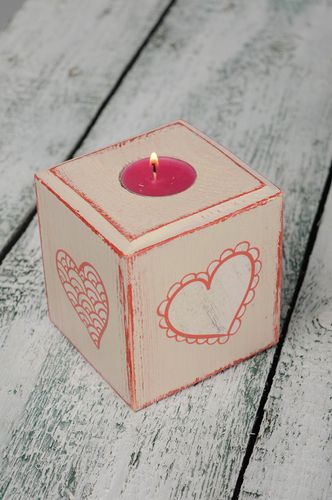 Bougeoir en bois décoré carré avec coeurs fait main - MADEheart.com