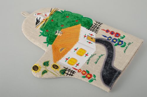 Льняная рукавичка-прихватка для горячего с вышивкой - MADEheart.com