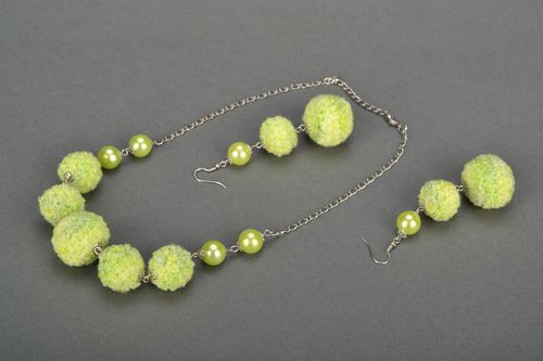 Handmade beaded necklace and earrings - MADEheart.com