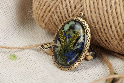 Anhänger aus Messing Blumenwiese - MADEheart.com