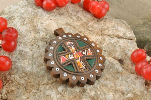 Amuleto de madera con imagen de cruz - MADEheart.com